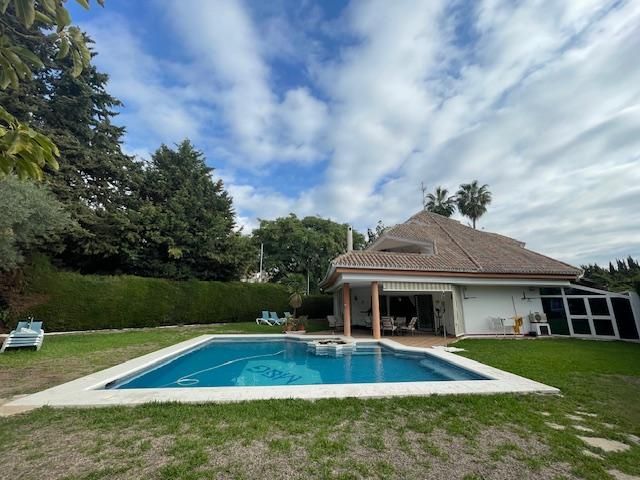 Piscina de Casa o xalet en venda en Estepona amb Aire condicionat, Calefacció i Jardí privat