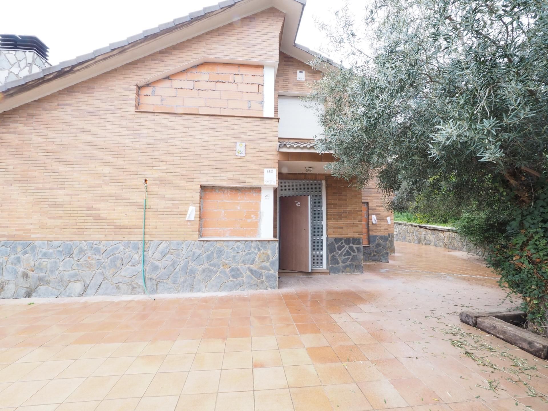 Exterior view of House or chalet for sale in Rubí  with Private garden and Storage room