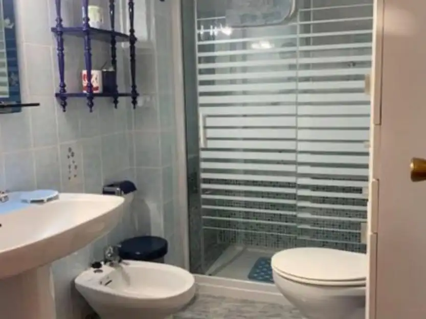 Baño de Piso de alquiler en Santa Pola con Amueblado, Lavadora y Microondas