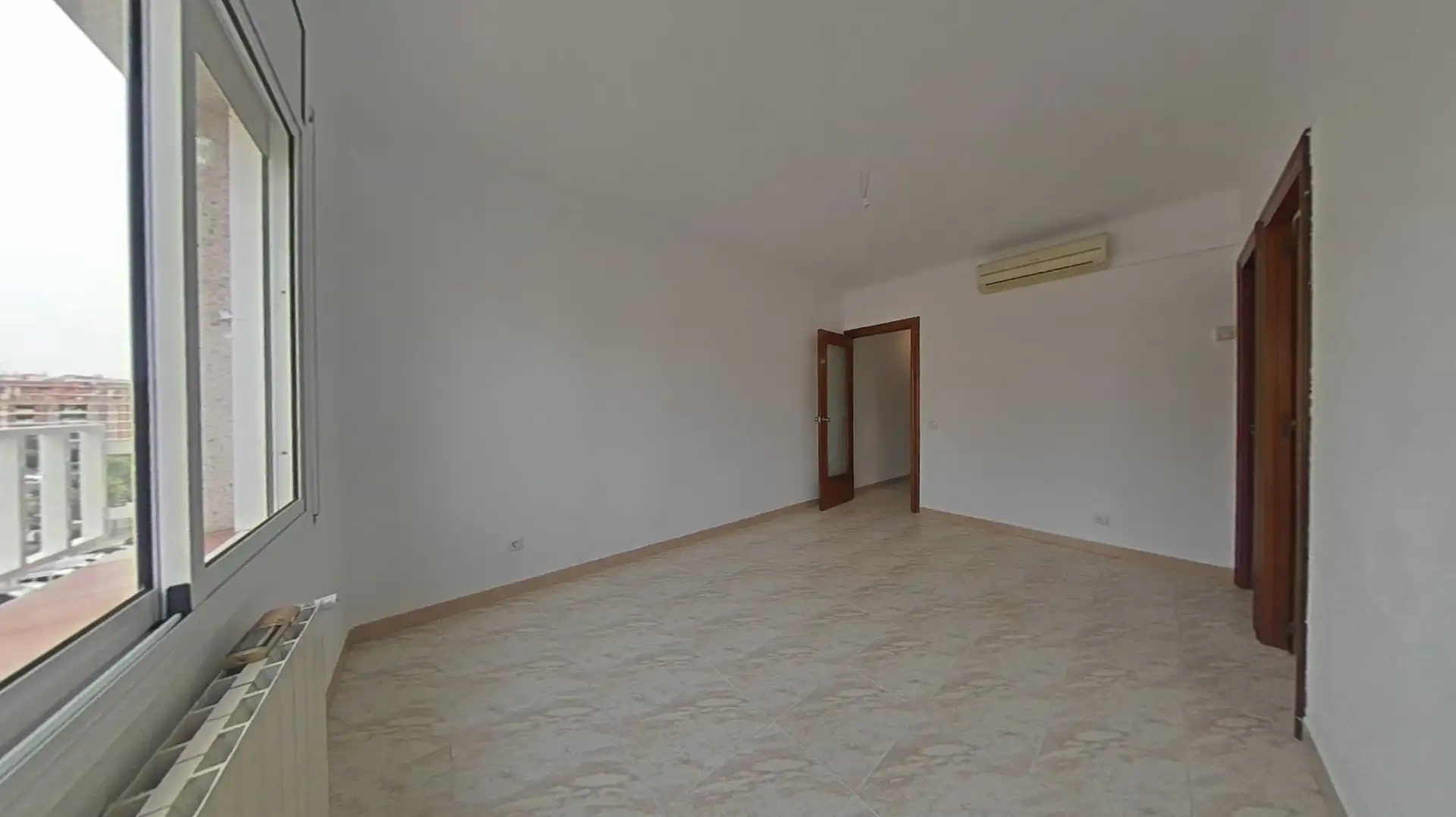 Sala de estar de Piso en venta en L'Hospitalet de Llobregat con Calefacción