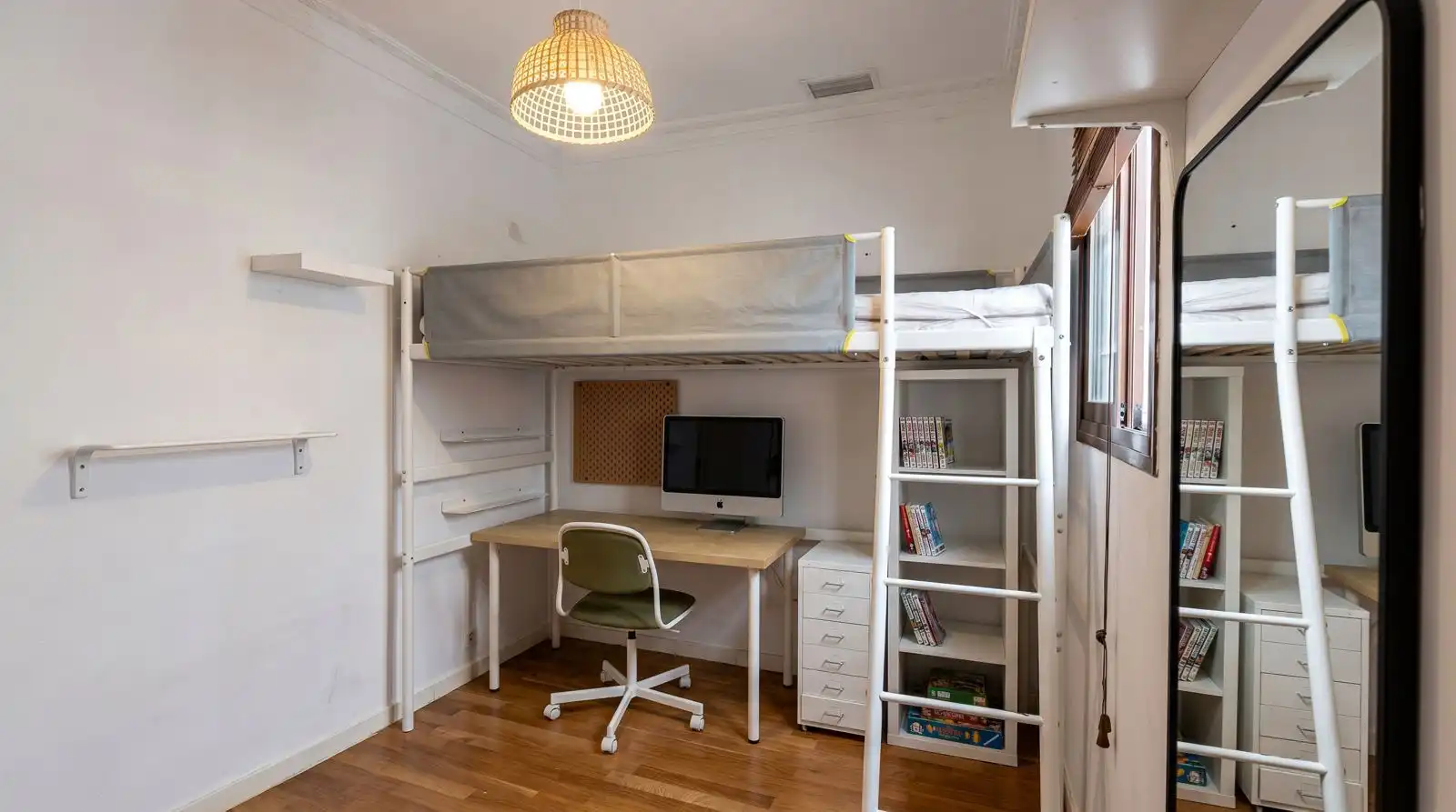 Dormitori de Apartament en venda en Sevilla amb Alarma