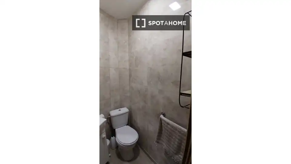 Badezimmer von Wohnung zur untervermieten in Terrassa mit Klimaanlage, Heizung und Möbliert