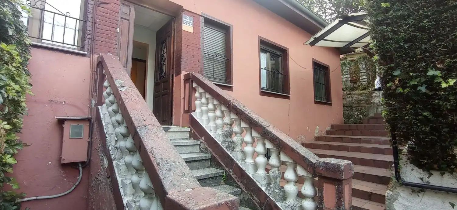 Vista exterior de Casa o xalet en venda en Oviedo  amb Calefacció i Parquet