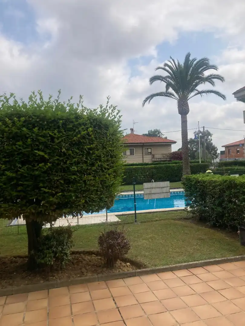 Piscina de Pis de lloguer en Suances amb Calefacció, Jardí privat i Moblat