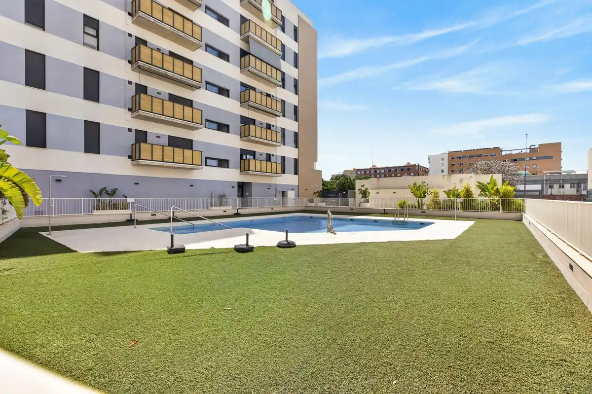Piscina de Pis en venda en Sevilla amb Aire condicionat, Calefacció i Jardí privat