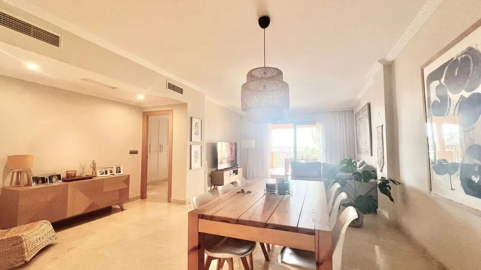 Menjador de Apartament en venda en Estepona amb Moblat i Piscina comunitària