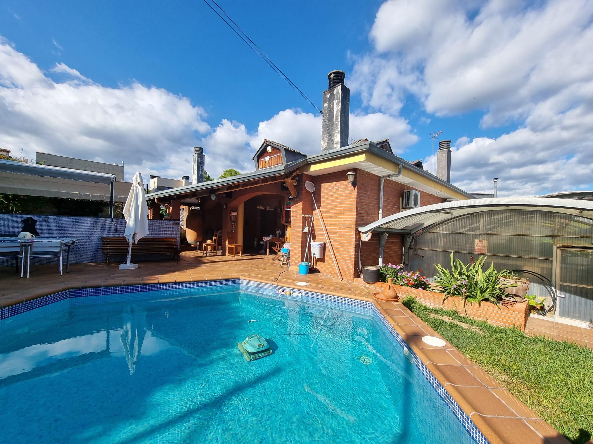 Swimming pool of House or chalet for sale in Terrassa  with Air Conditioner, Heating and Private garden
