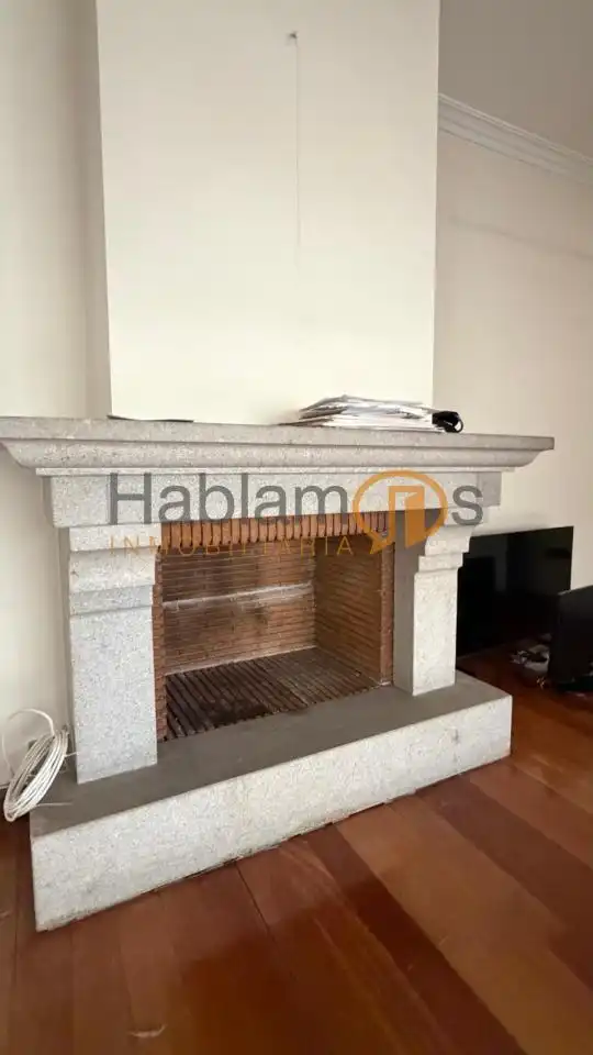 Vista exterior de Piso en venta en Pontevedra Capital  con Calefacción, Parquet y Trastero