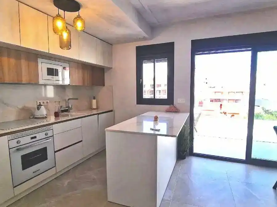 Küche von Wohnungen zur Miete in Torrevieja mit Klimaanlage, Schwimmbad und Balkon