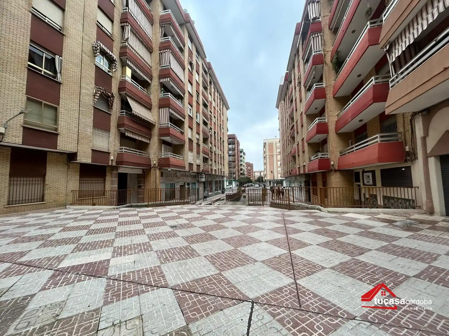 Außenansicht von Wohnung zum Verkauf in Córdoba mit Klimaanlage und Terrasse