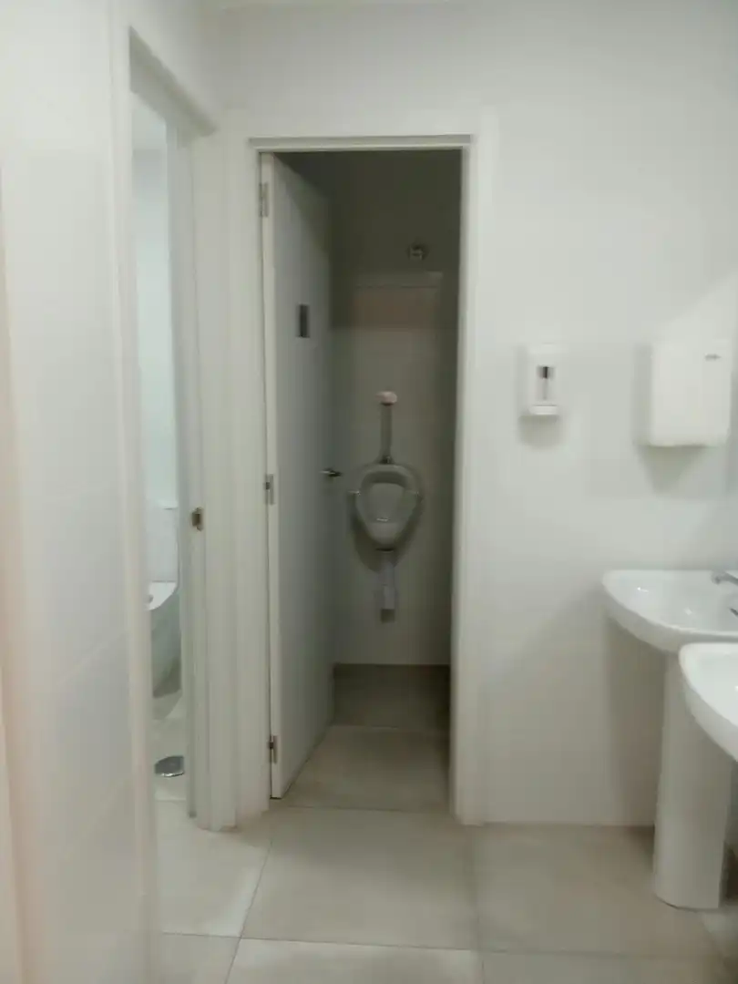 Bany de Local de lloguer en Benalmádena amb Aire condicionat