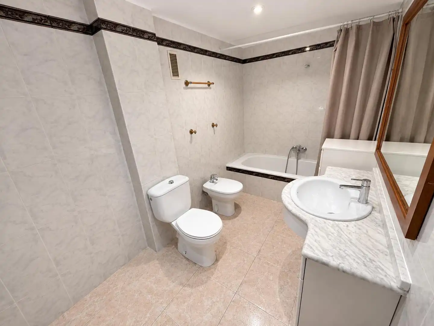 Badezimmer von Wohnung zum Verkauf in Alicante / Alacant mit Klimaanlage, Möbliert und Ofen