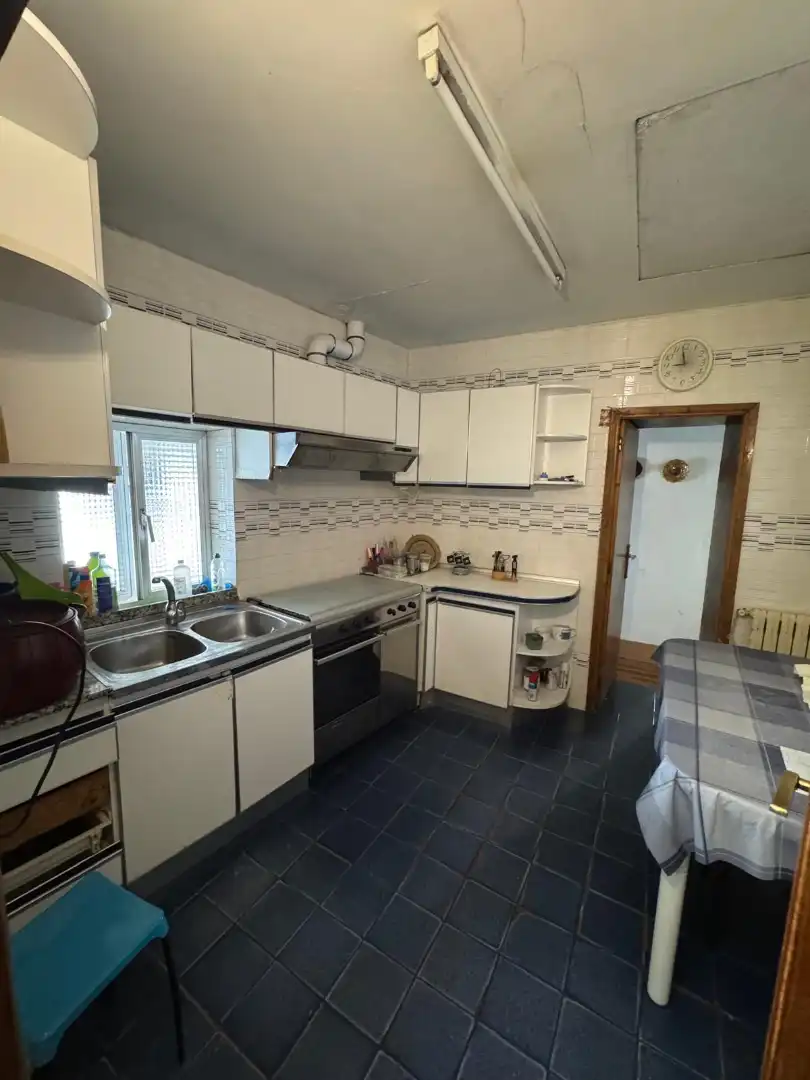 Cuina de Casa o xalet en venda en Pontevedra Capital  amb Jardí privat, Traster i Moblat