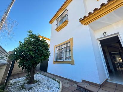 Vista exterior de Casa adosada en venda en Algeciras amb Jardí privat