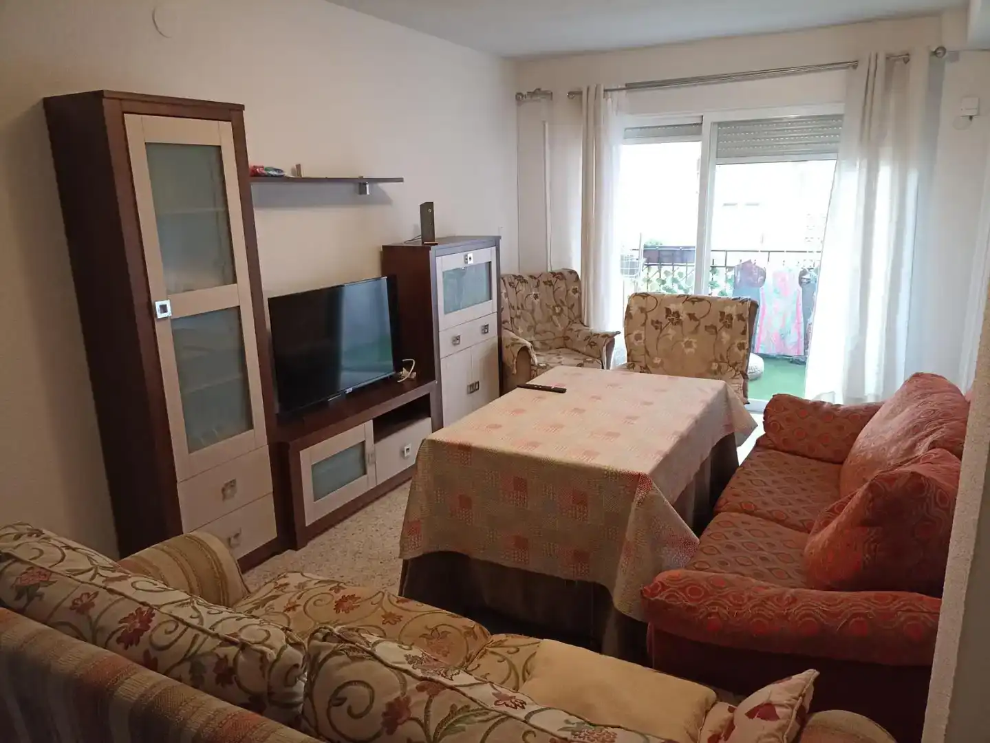 Sala d'estar de Apartament per a compartir en Granada amb Parquet, Moblat i Balcó