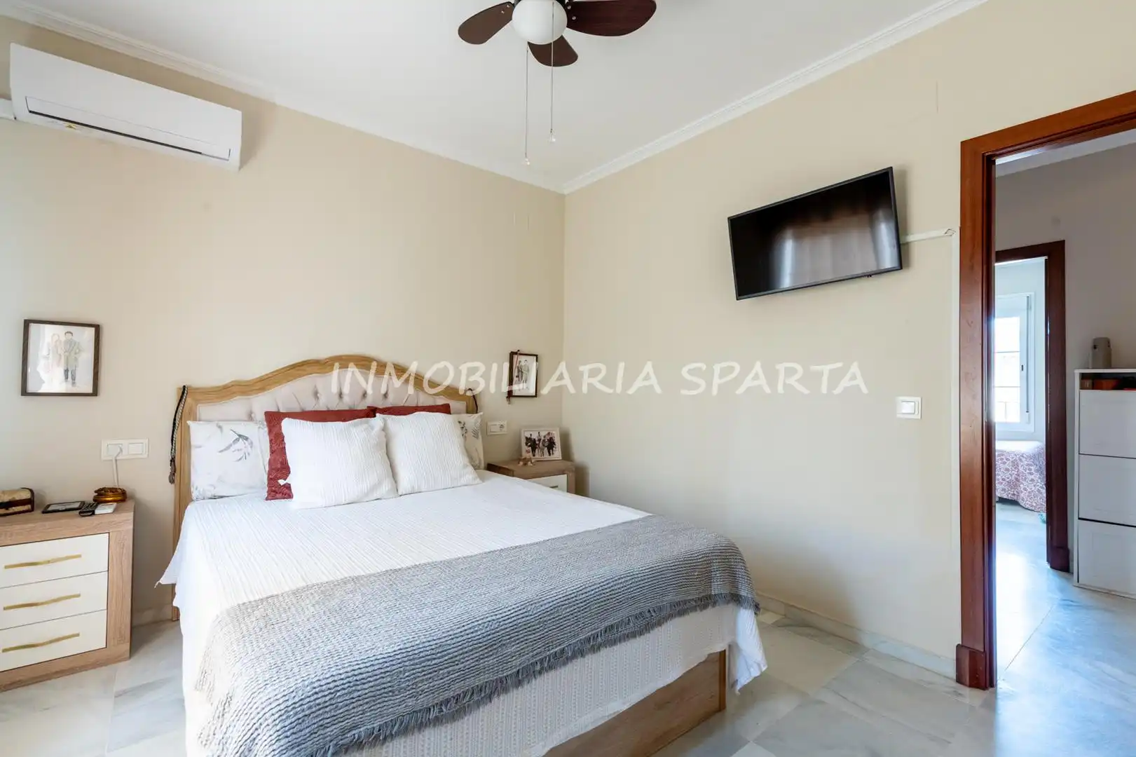 Dormitori de Casa adosada en venda en Espartinas amb Aire condicionat, Jardí privat i Forn