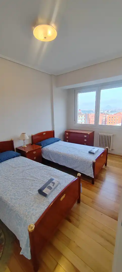 Schlafzimmer von Wohnung zur Miete in Bilbao  mit Heizung, Parkett und Terrasse