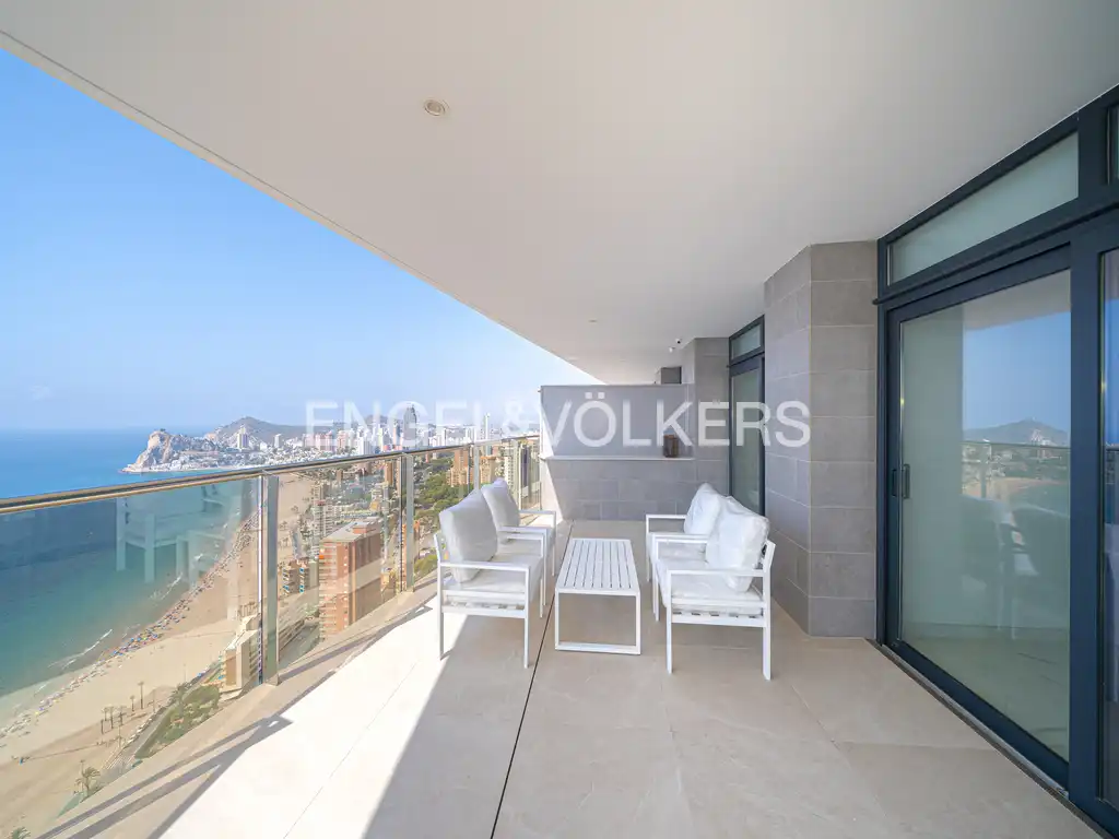 Terrasse von Dachboden zum Verkauf in Benidorm mit Klimaanlage, Privatgarten und Schwimmbad