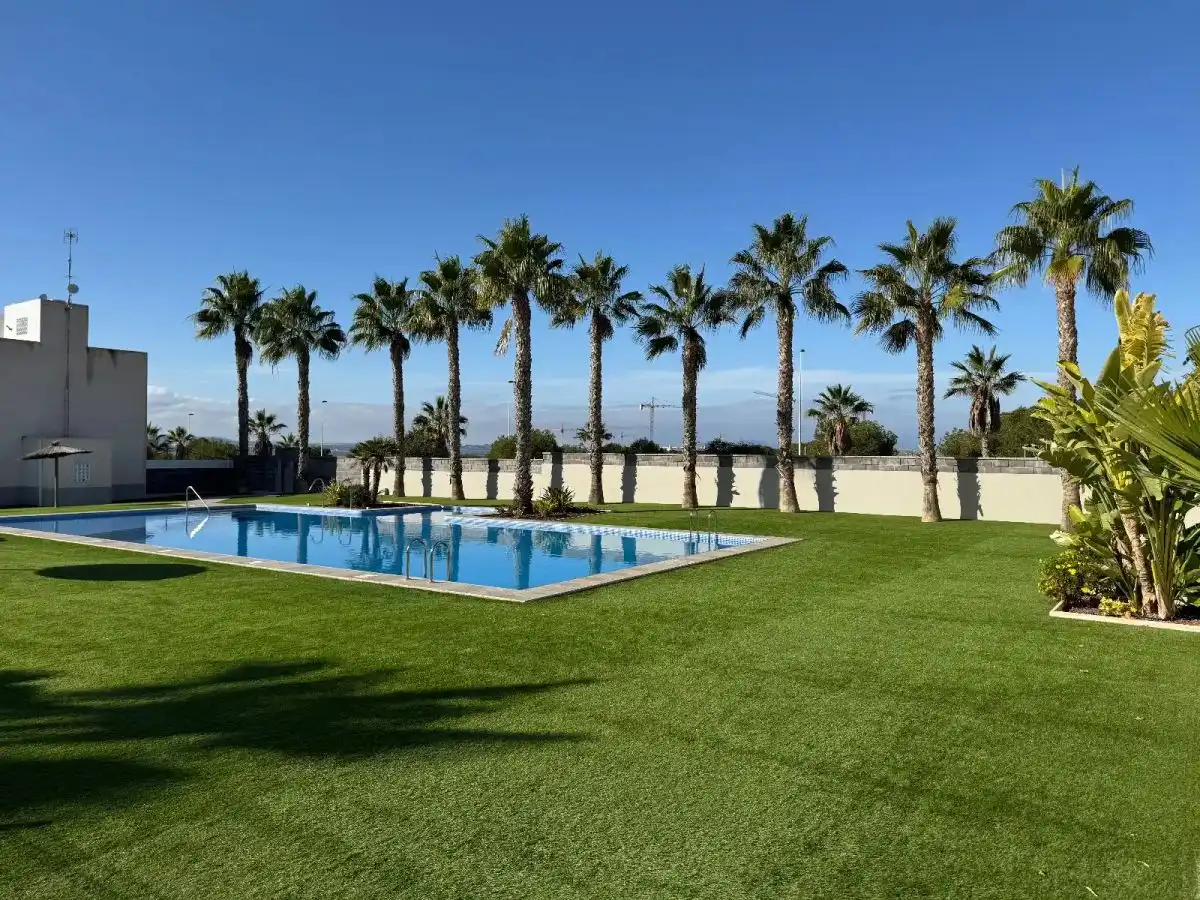 Piscina de Casa adosada en venta en Torrevieja con Aire acondicionado, Jardín privado y Amueblado