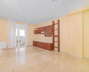 Living room of Flat to rent in  Granada Capital  with Heating, Parquet flooring and Community pool