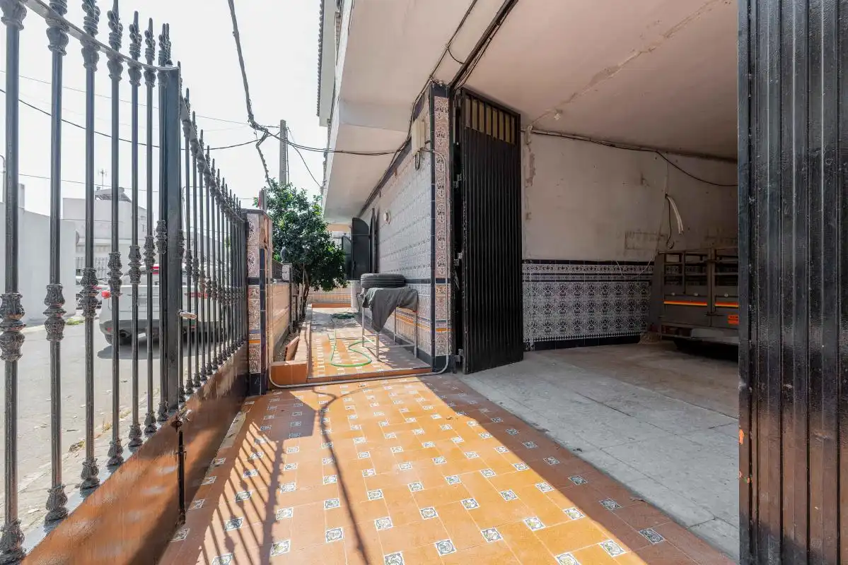 Vista exterior de Casa adosada en venda en Sevilla amb Calefacció