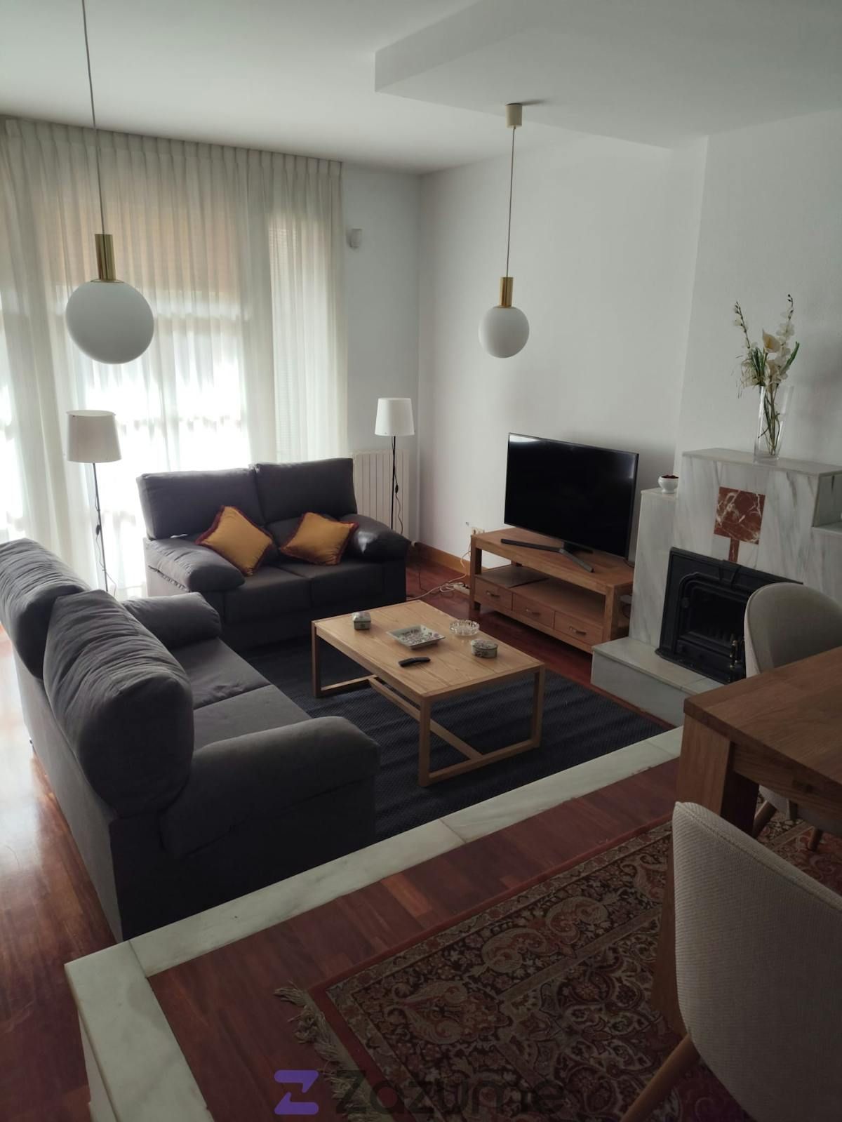 Wohnzimmer von Einfamilien-Reihenhaus miete in Soria Capital  mit Heizung, Privatgarten und Parkett