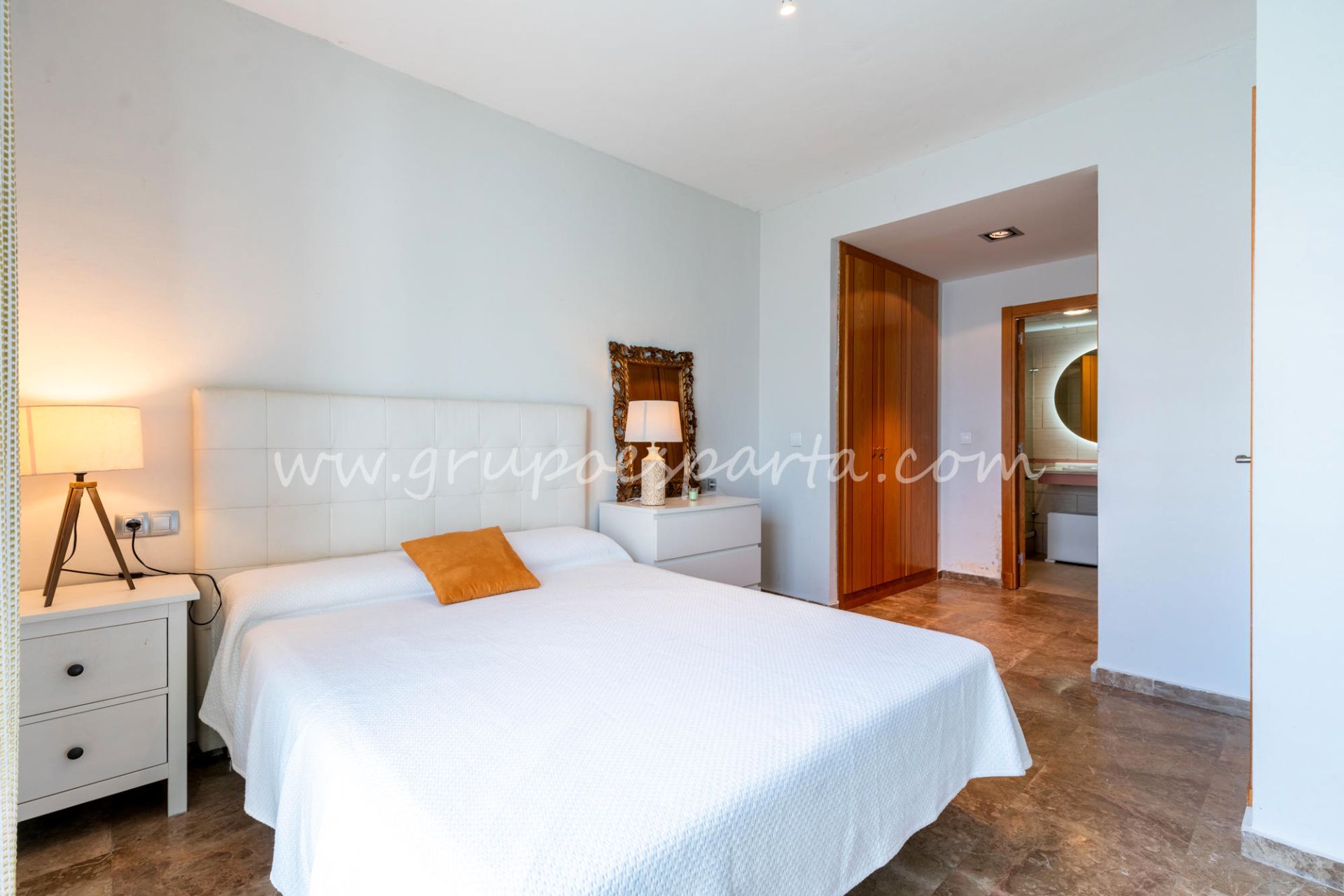 Dormitori de Casa adosada en venda en Espartinas amb Aire condicionat, Jardí privat i Terrassa