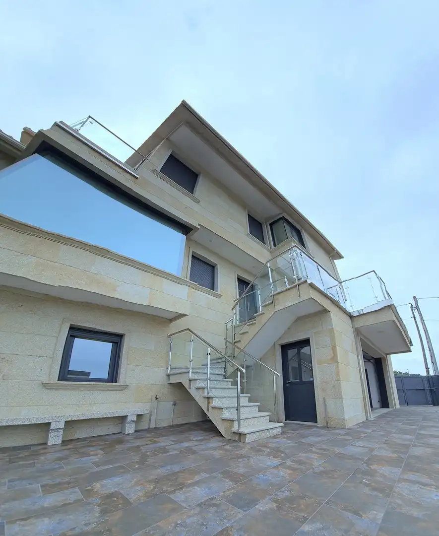 Vista exterior de Casa o xalet en venda en Vigo  amb Calefacció, Jardí privat i Terrassa