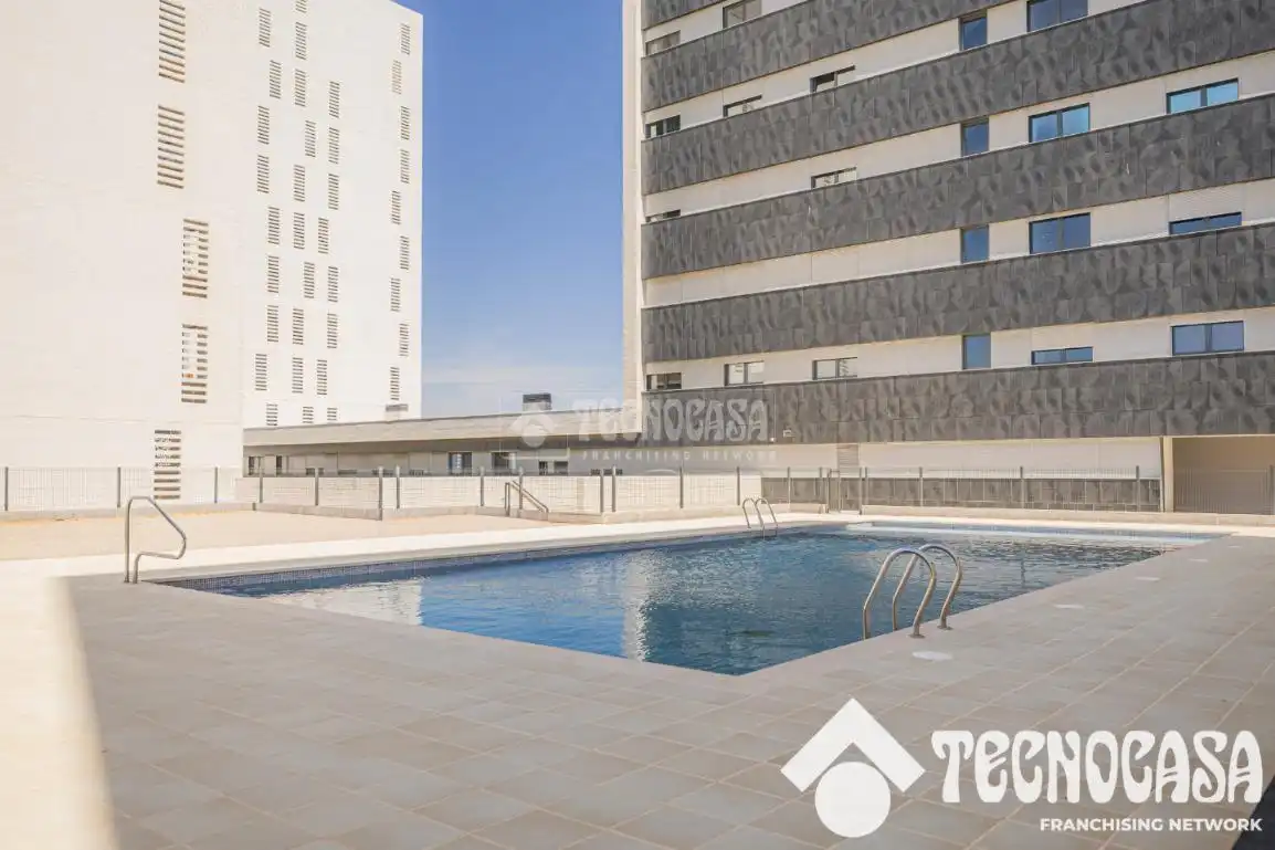 Piscina de Piso en venta en Viladecans con Terraza, Trastero y Amueblado