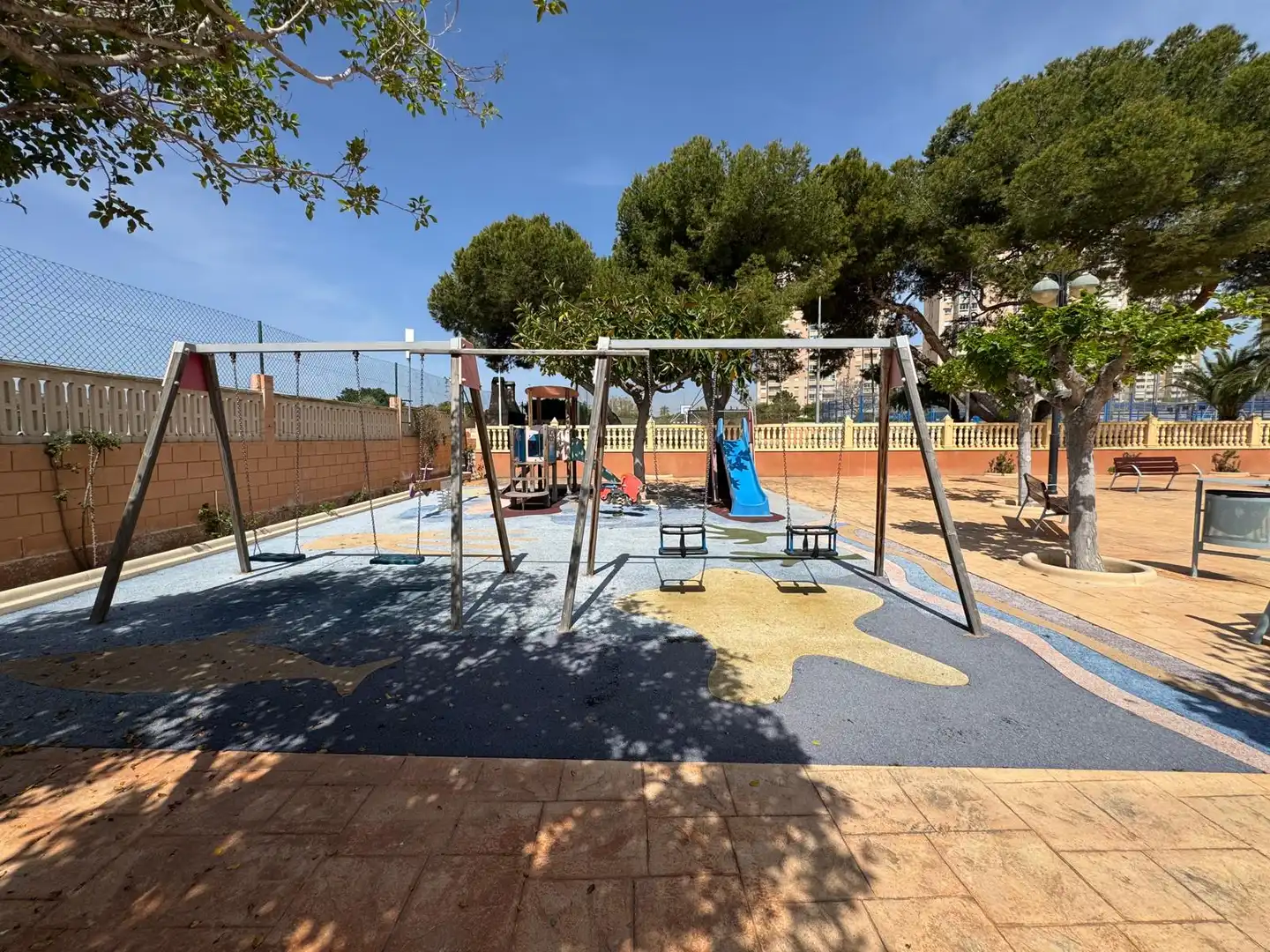 Aparcament de Apartament de lloguer en El Campello amb Jardí privat, Terrassa i Moblat