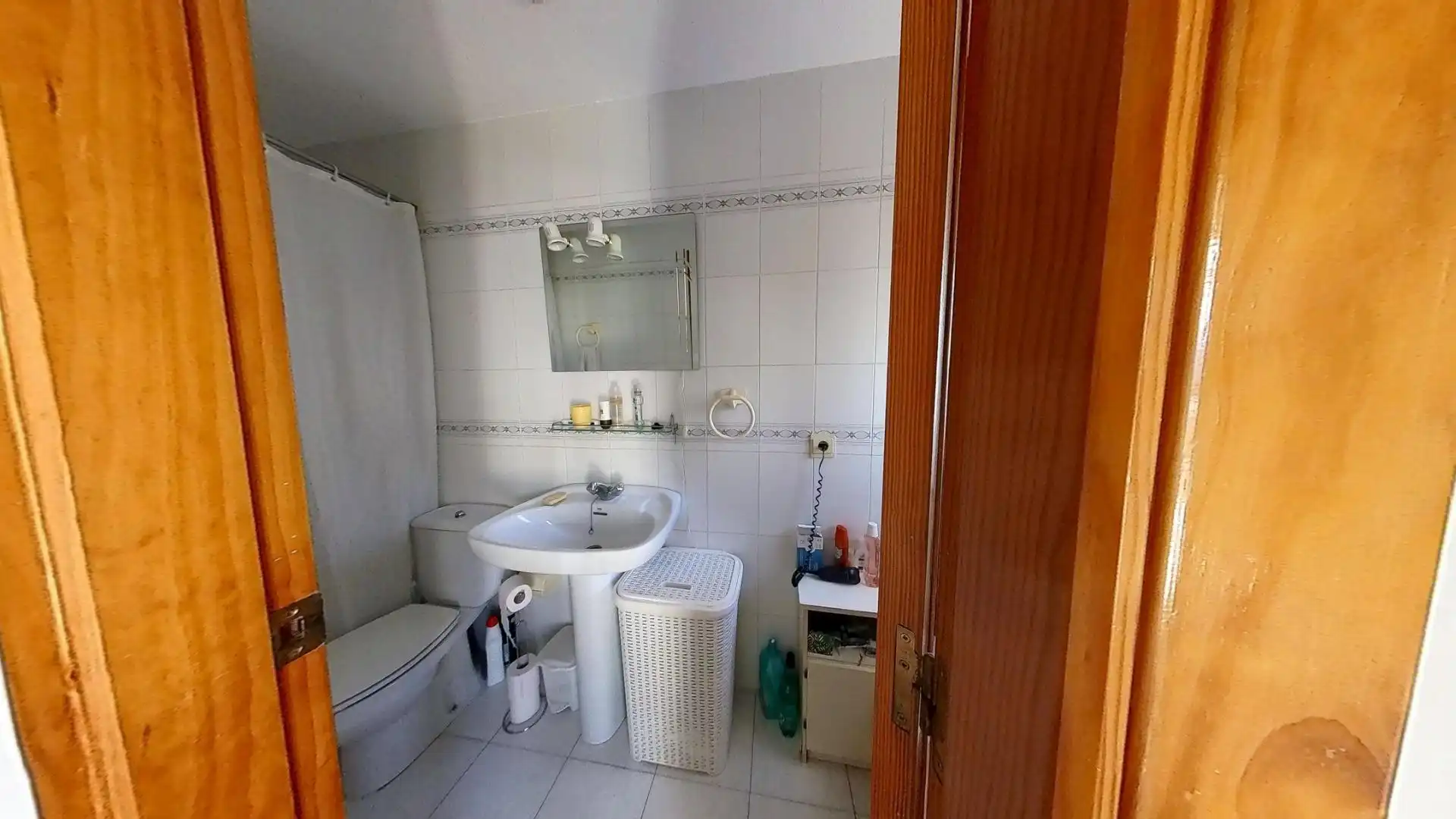 Badezimmer von Wohnungen zum Verkauf in Gualchos mit Klimaanlage, Terrasse und Abstellraum