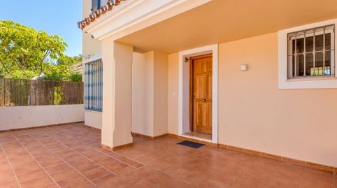 Foto 3 de Casa adosada en venta en Avenida de las Golondrinas, 1, Atalaya - Isdabe, Estepona