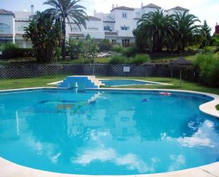 Piscina de Casa adosada en venda en Estepona amb Aire condicionat, Calefacció i Jardí privat