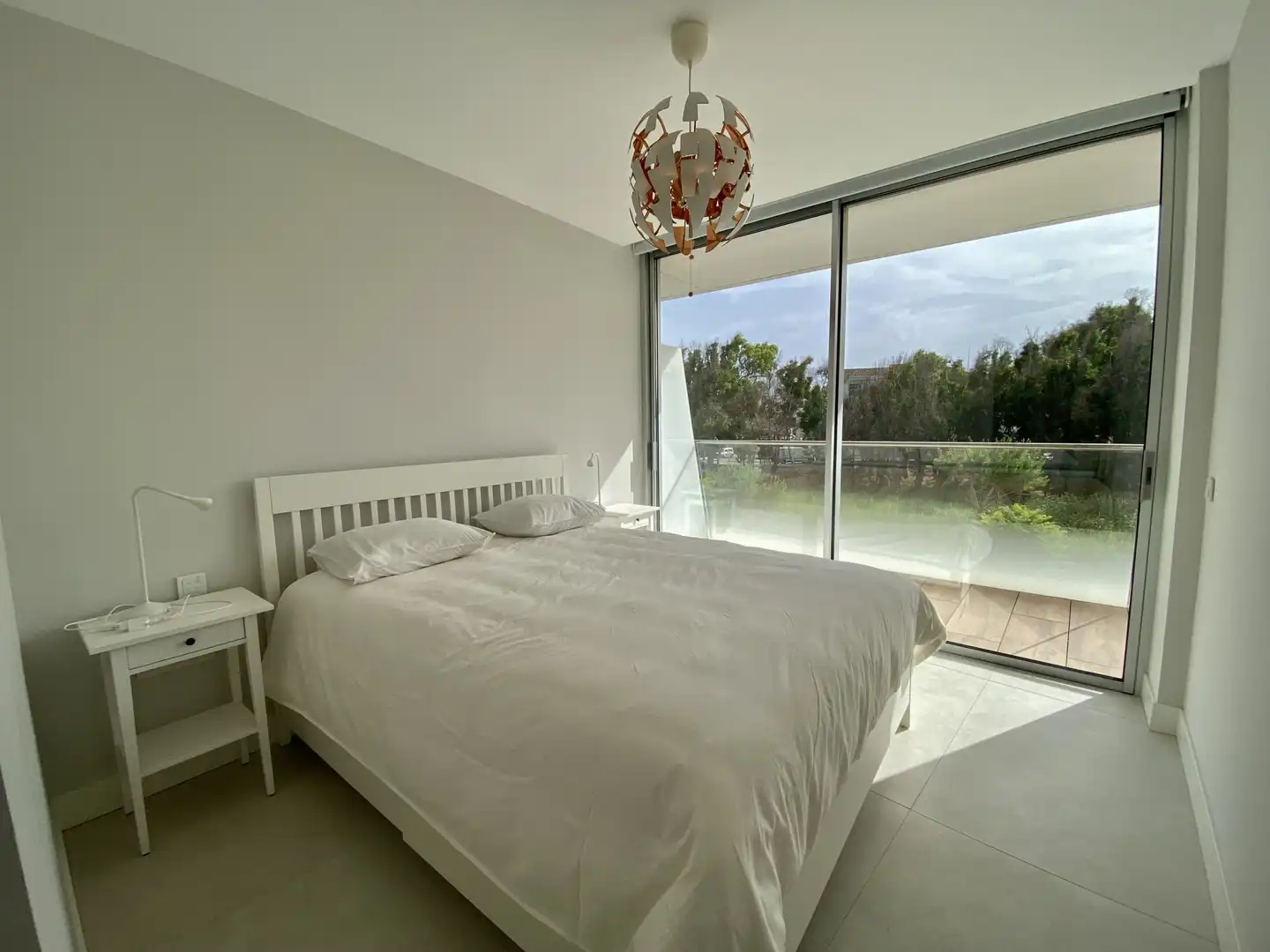 Habitación de Apartamento de alquiler en Estepona con Aire acondicionado, Calefacción y Terraza