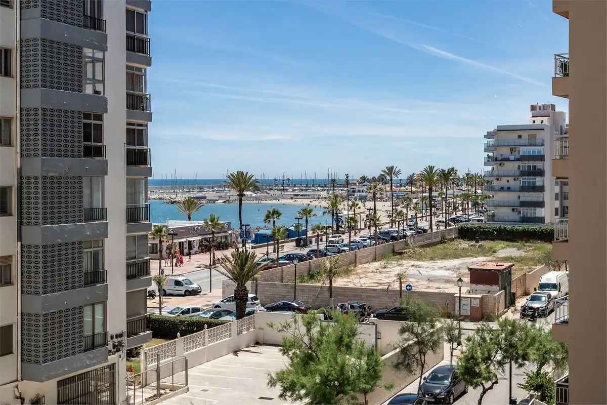 Außenansicht von Wohnungen zum Verkauf in Fuengirola mit Klimaanlage, Heizung und Terrasse