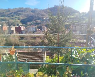 Vista exterior de Casa o xalet en venda en San Martín del Rey Aurelio amb Calefacció, Terrassa i Traster