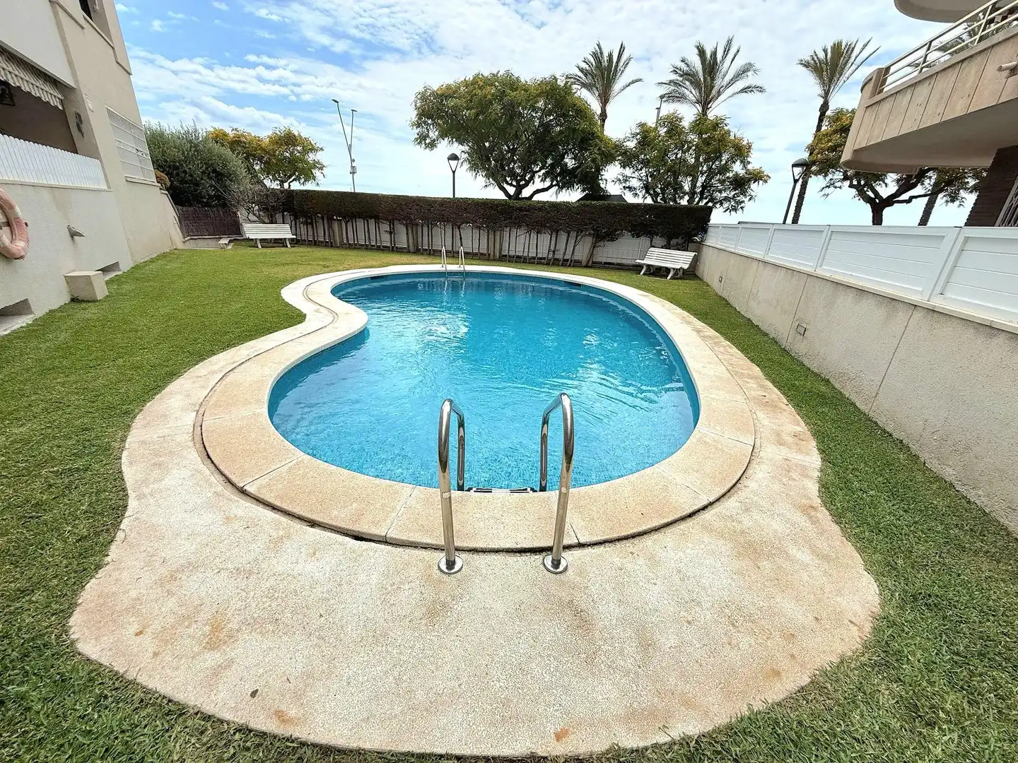 Schwimmbecken von Wohnungen zum Verkauf in Calafell mit Klimaanlage, Heizung und Privatgarten