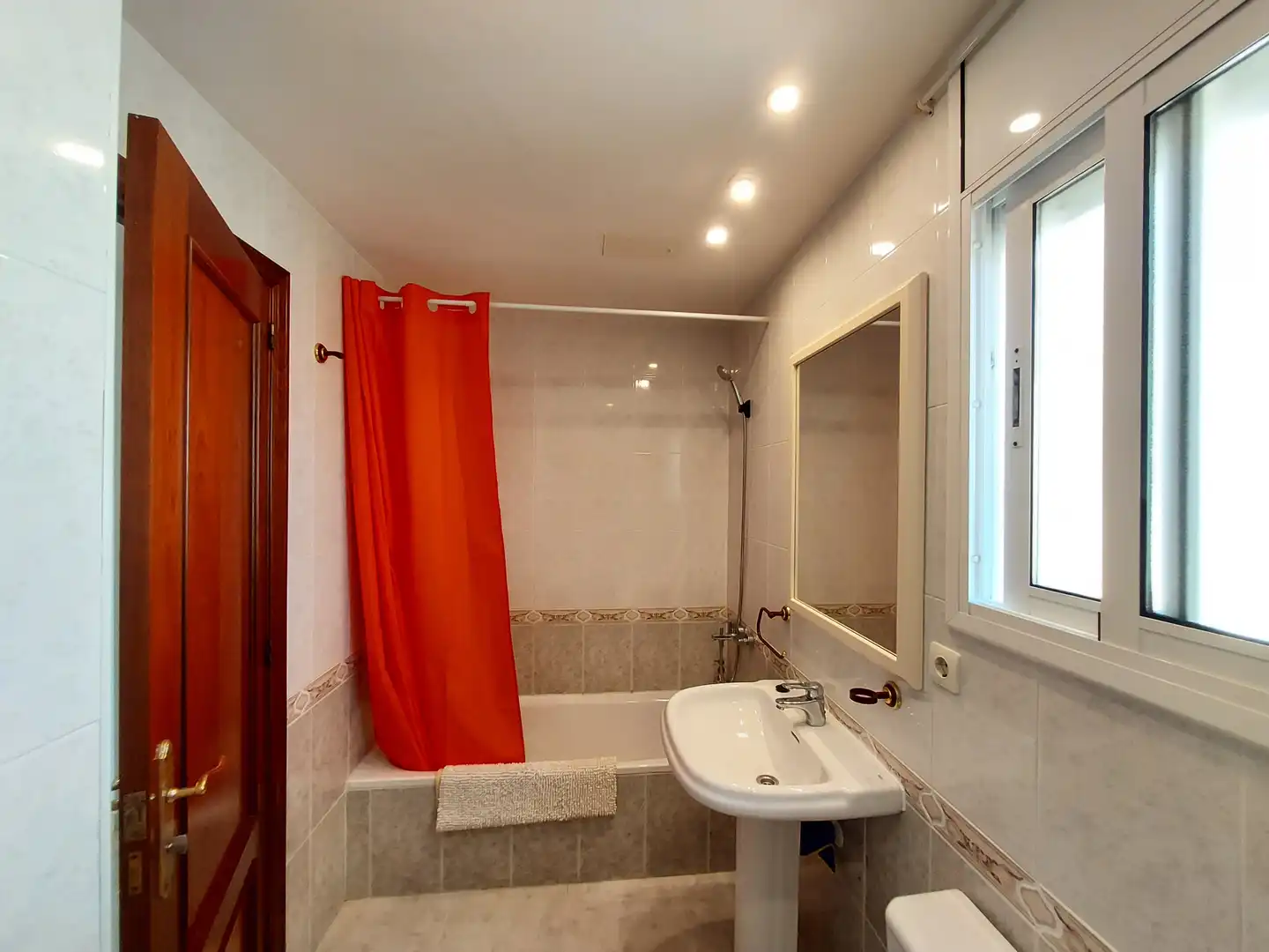 Baño de Casa adosada en venta en El Vendrell con Jardín privado, Terraza y Piscina