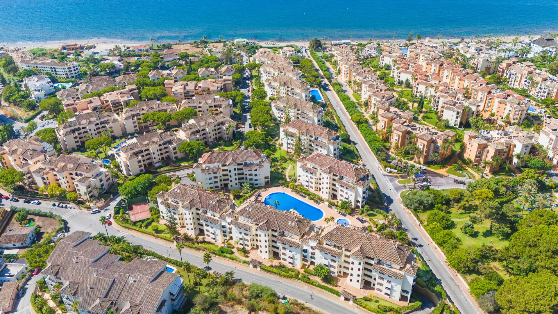 Vista exterior de Apartament en venda en Marbella amb Aire condicionat, Terrassa i Piscina