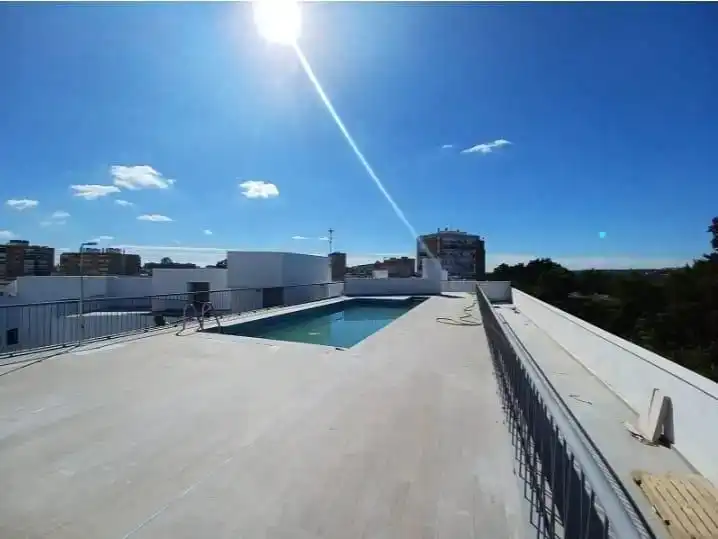 Schwimmbecken von Wohnung zur Miete in  Sevilla Capital mit Klimaanlage und Schwimmbad