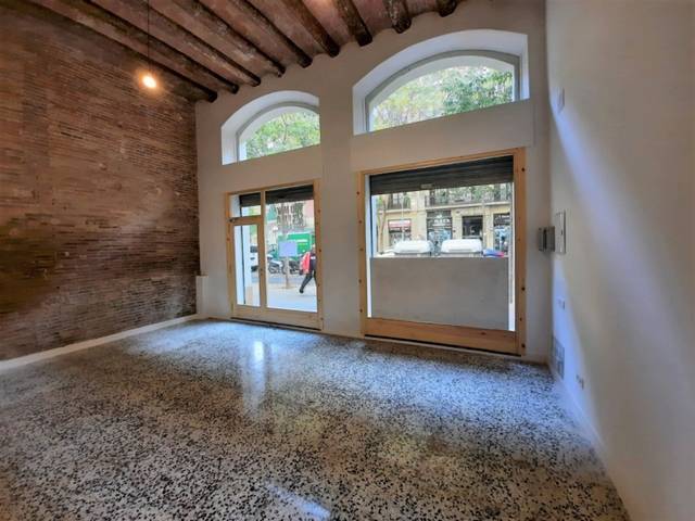 Local comercial en Alquiler en Barcelona - Calle PARLAMENT en Sant Antoni