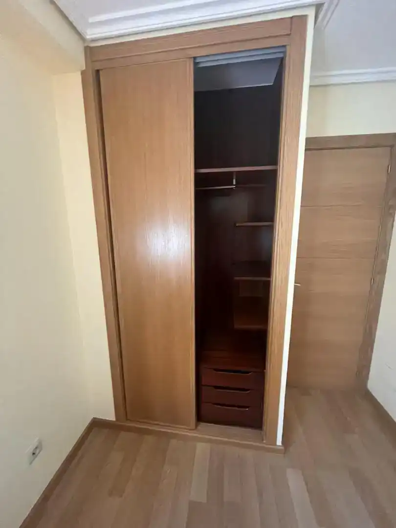 Bedroom of Flat for share in Vigo   with Parquet flooring, Furnished and Oven