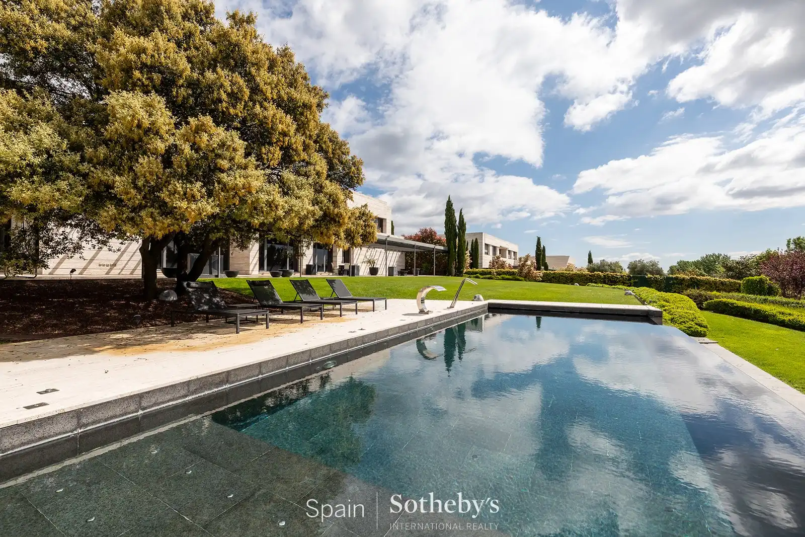 Vista exterior de Casa o xalet de lloguer en Pozuelo de Alarcón amb Aire condicionat, Jardí privat i Terrassa