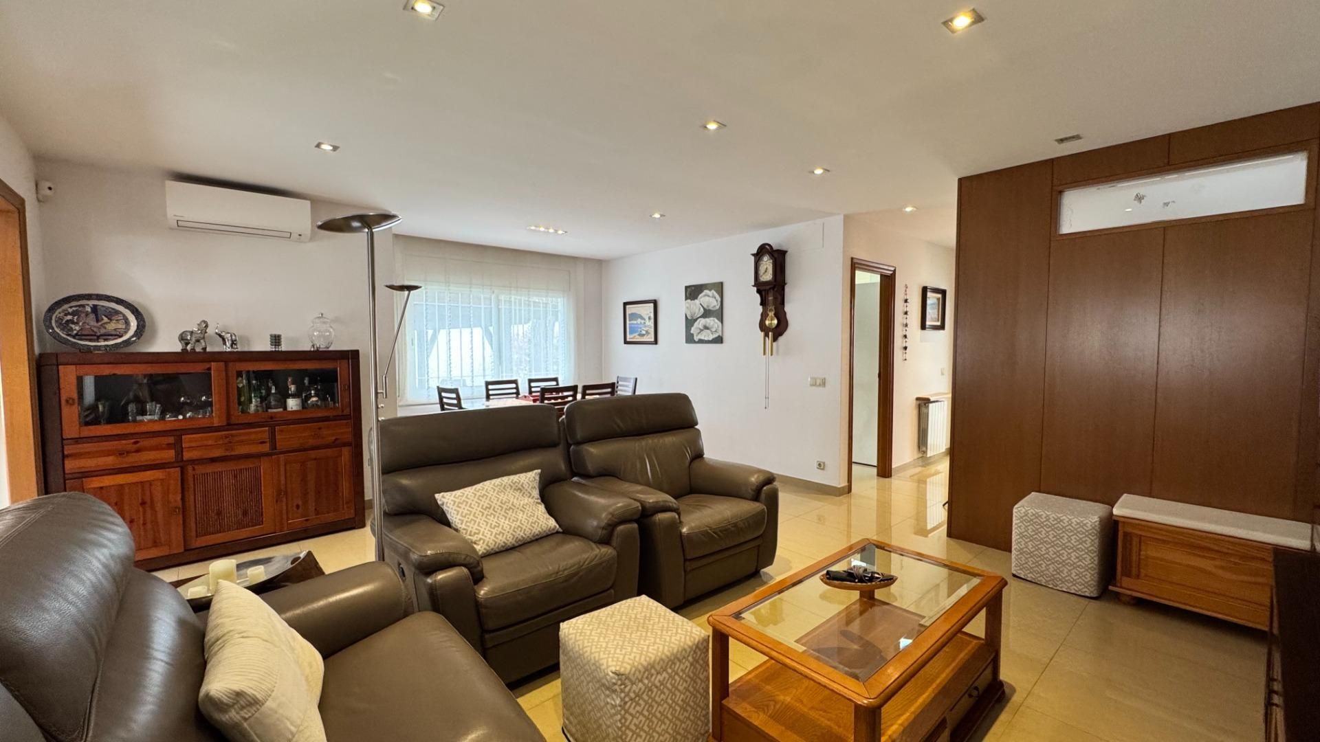 Sala d'estar de Casa adosada en venda en Castell-Platja d'Aro amb Aire condicionat, Calefacció i Jardí privat