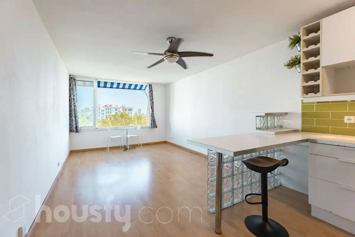 Sala d'estar de Pis en venda en Sitges amb Jardí privat, Parquet i Traster