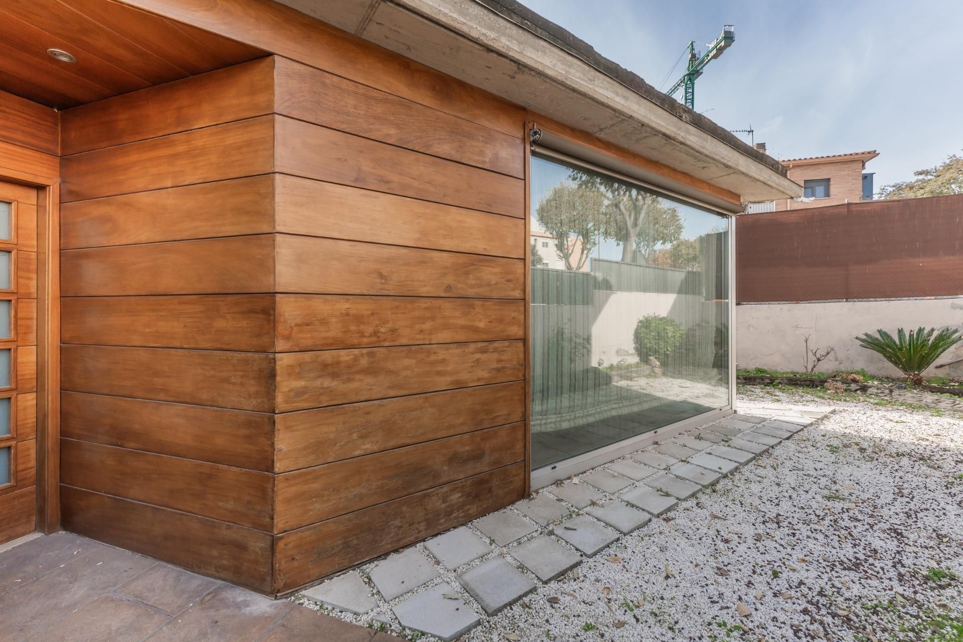 Exterior view of Single-family semi-detached for sale in Parets del Vallès  with Air Conditioner, Parquet flooring and Terrace