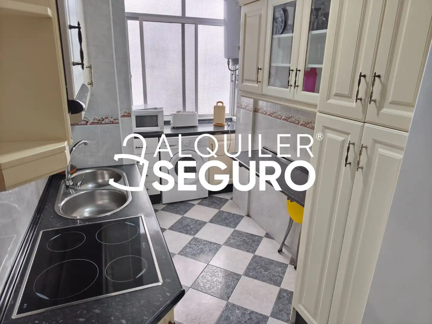 Piso con ascensor en alquiler en De Carmona