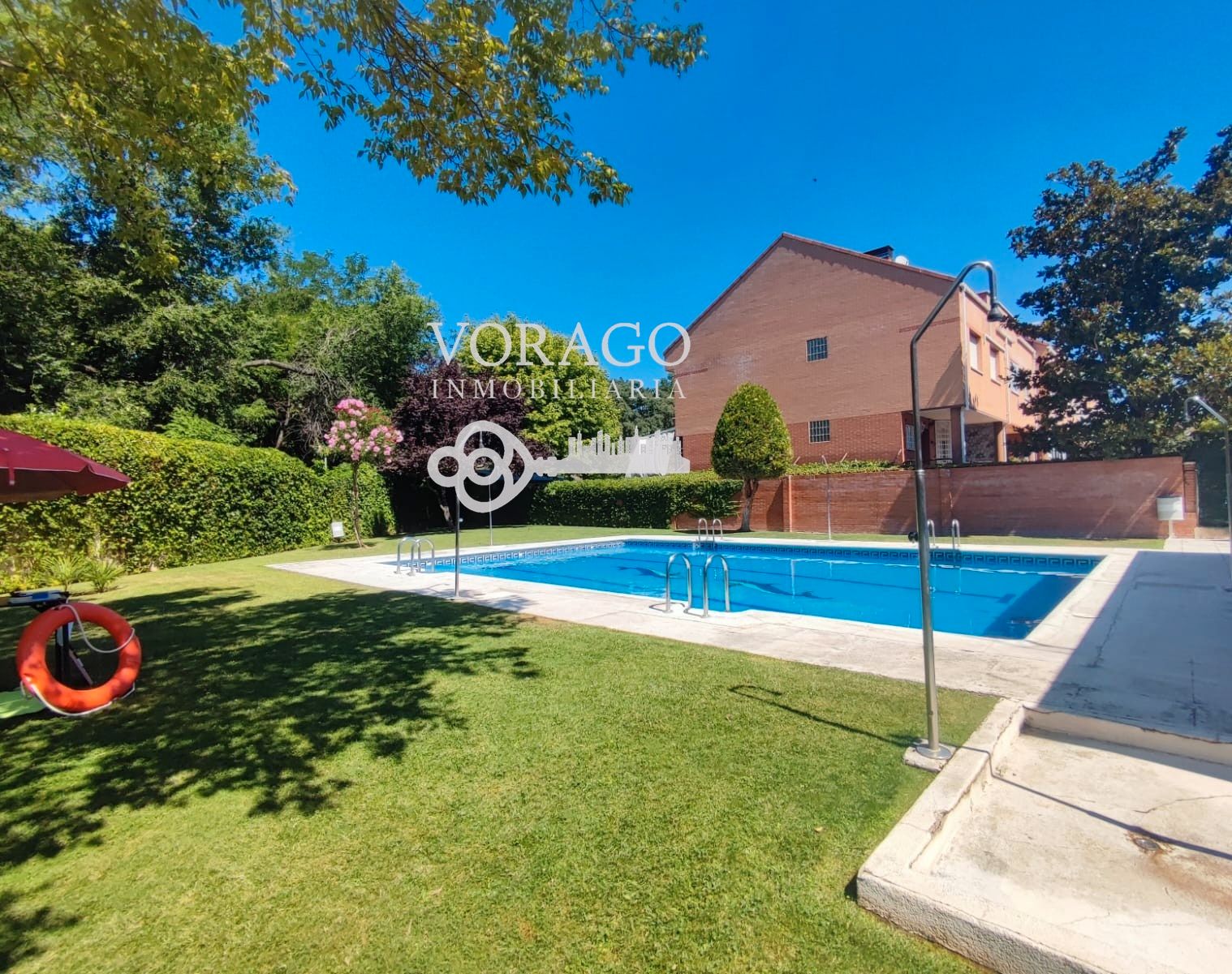 Piscina de Casa adosada en venda en Alcalá de Henares amb Calefacció, Jardí privat i Terrassa