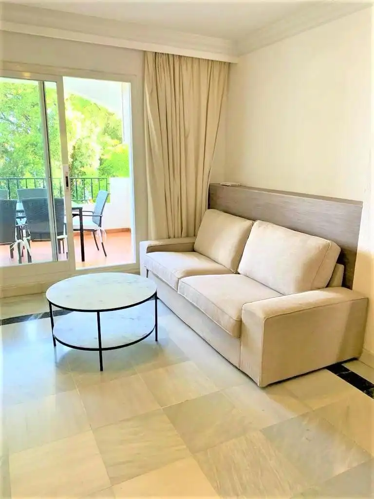 Sala d'estar de Apartament de lloguer en Marbella amb Aire condicionat, Terrassa i Moblat
