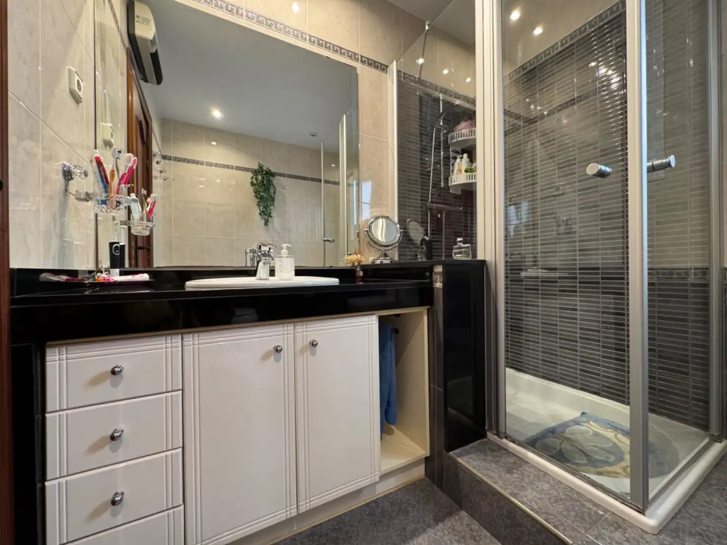 Baño de Piso en venta en Sant Boi de Llobregat con Aire acondicionado, Terraza y Trastero